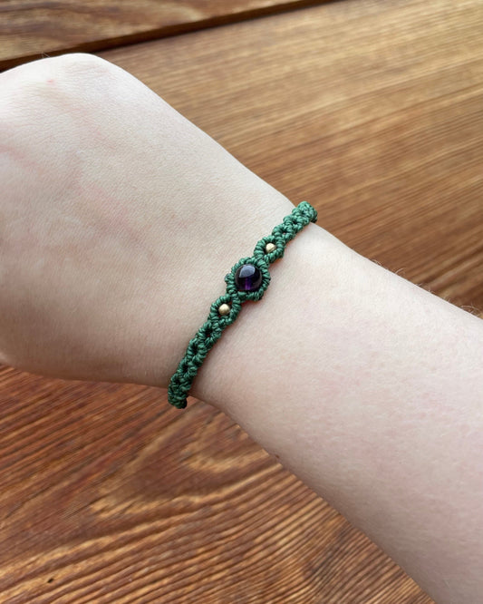 Grünes Makramee Armband mit Amethyst