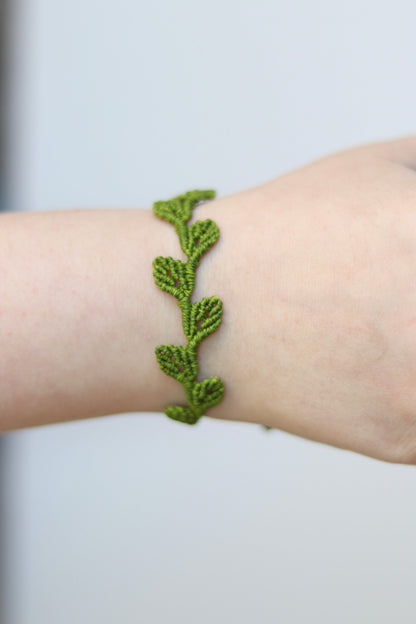 Blätterranken Makramee Armband – handgemachter Natur Schmuck