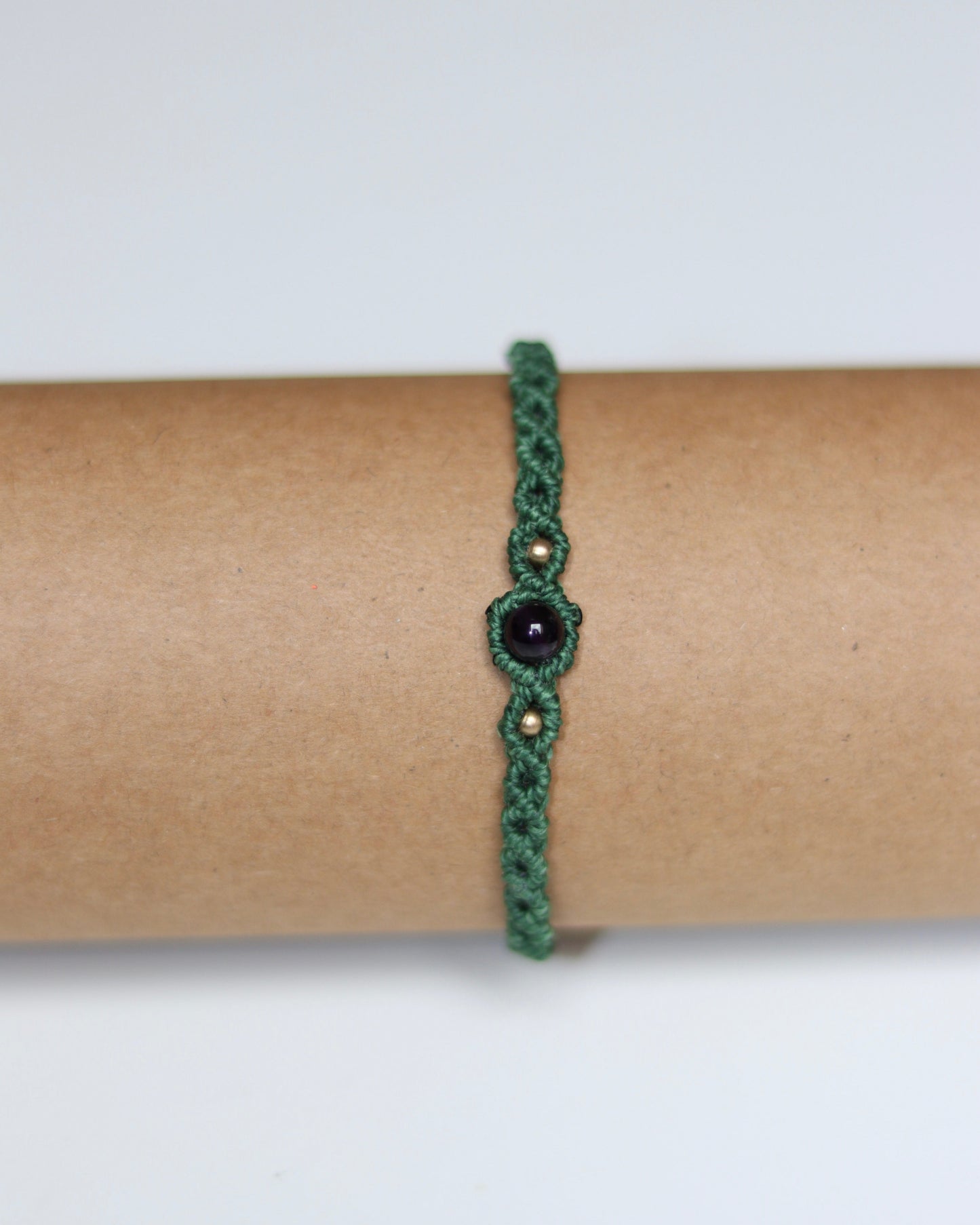 Grünes Makramee Armband mit Amethyst – handgemachter Schmuck