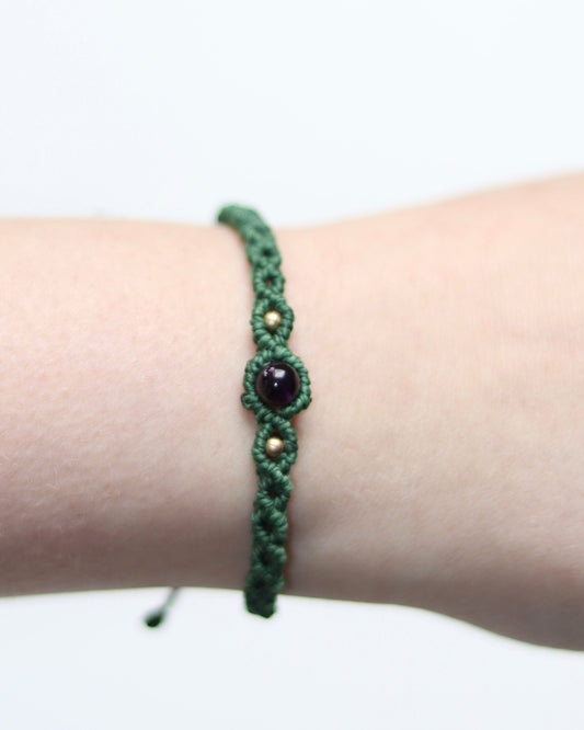 Grünes Makramee Armband mit Amethyst